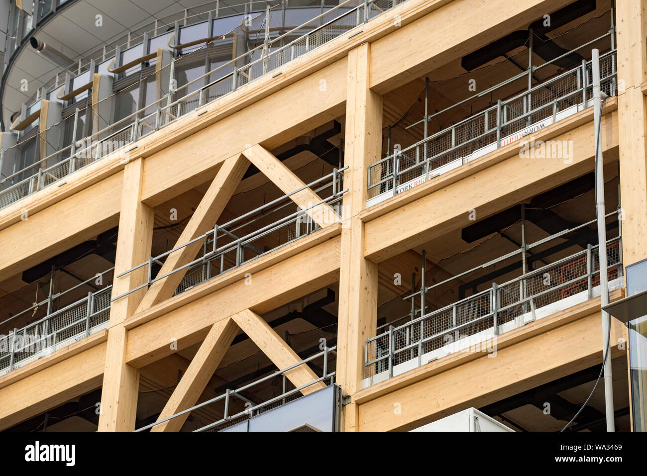 Nov 2016: International House di Sydney, Australia essendo costruito interamente dalla croce in legno lamellare (CLT) e colla stratificati (lamellari) legname. Foto Stock