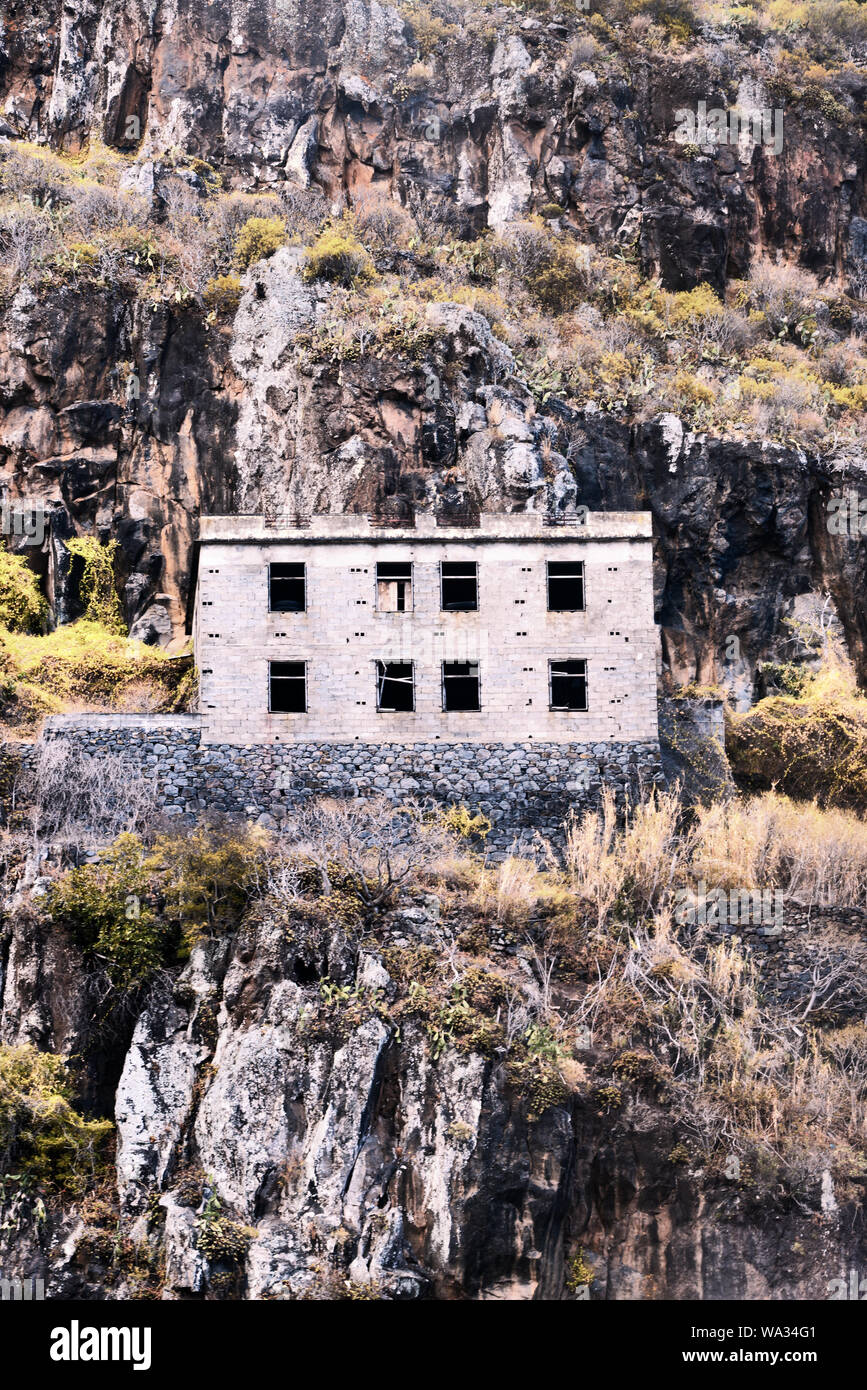 Edificio abbandonato su una collina Foto Stock