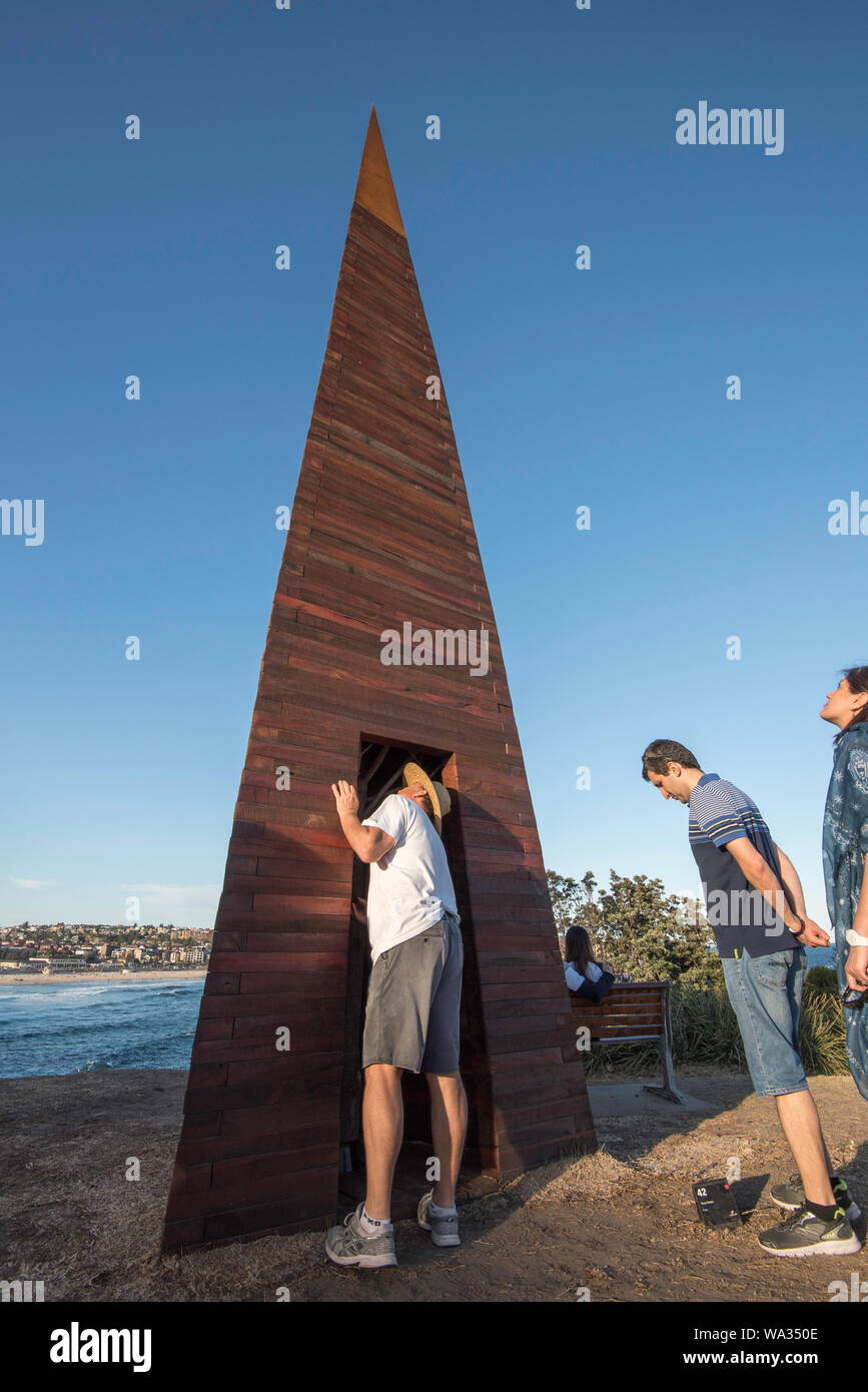 Persone che interagiscono con mostre di scultura xx dal salone del mare nel novembre 2016 a Sydney Bondi Beach in Australia Foto Stock