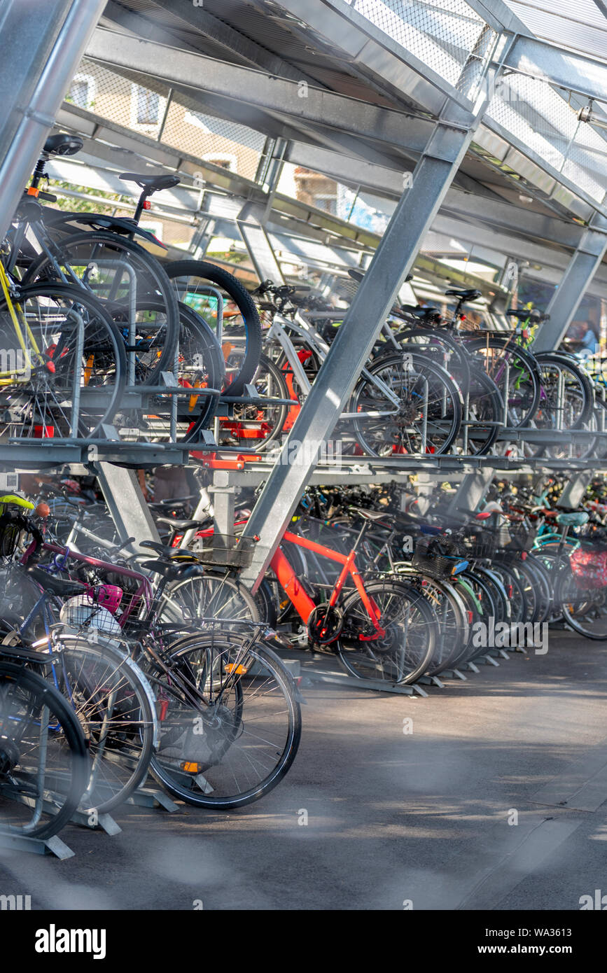 Ginevra, Svizzera - Luglio, 08, 2019: La Velostation bike park struttura accanto alla stazione ferroviaria di Cornavin. Foto Stock