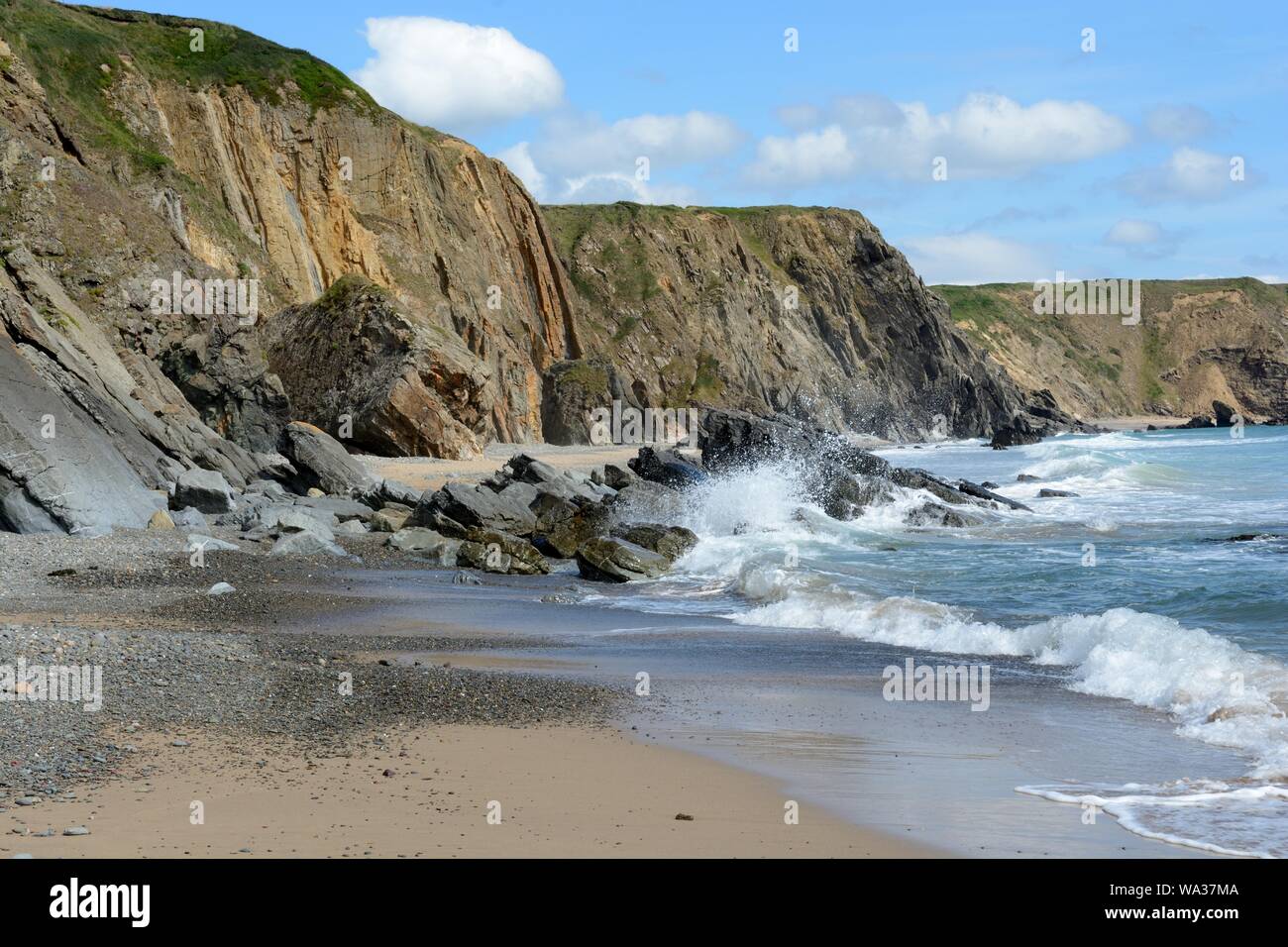 Marloes sands beach e tre camini Pembrokeshire Coast National Park Galles Cymru REGNO UNITO Foto Stock