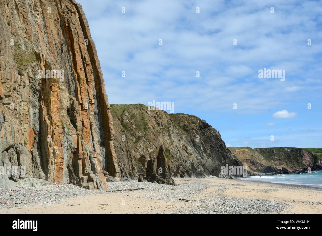 Marloes sands beach e tre camini Pembrokeshire Coast National Park Galles Cymru REGNO UNITO Foto Stock