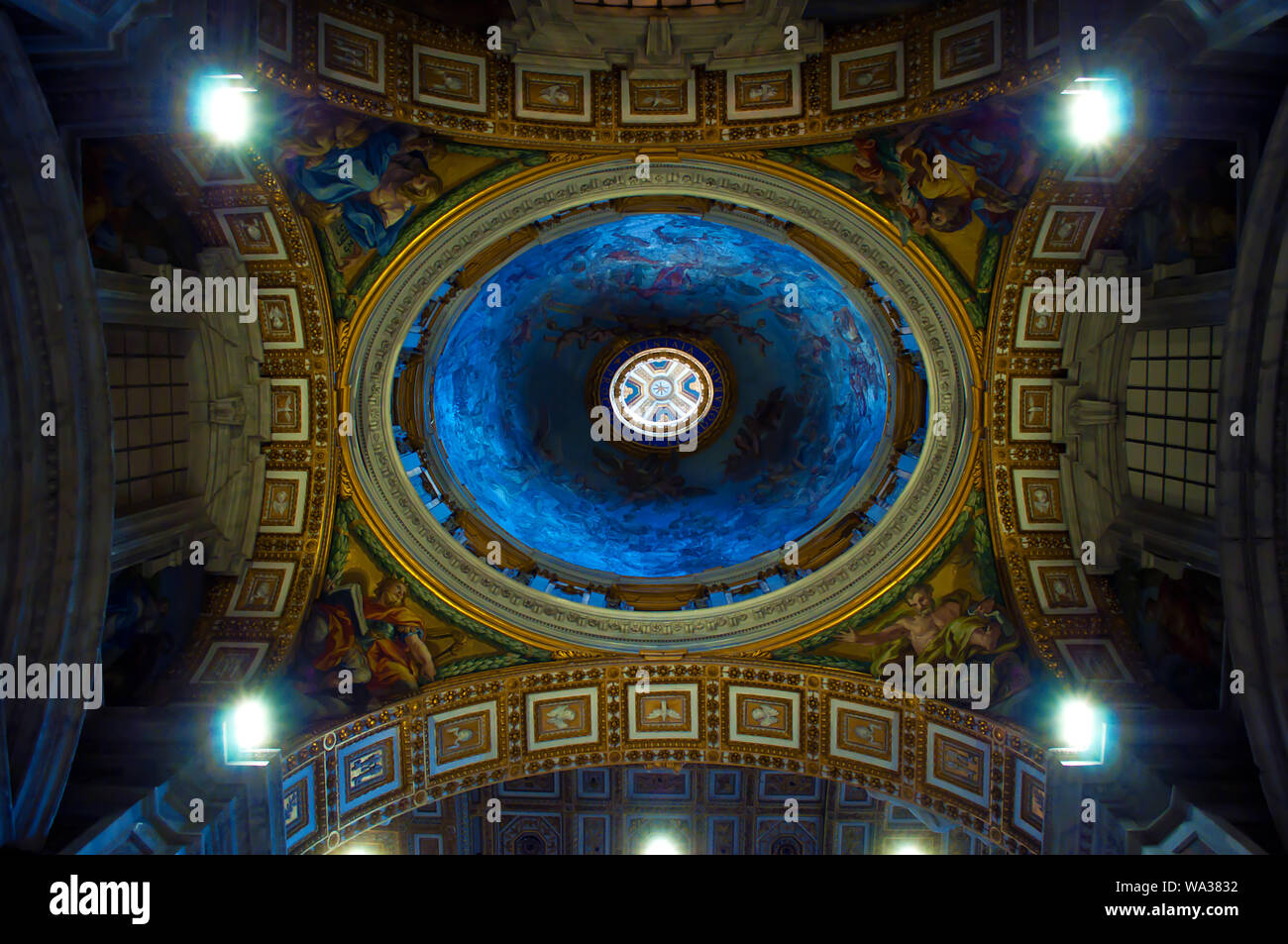 Vaticano, Italia - 29 Ottobre 2017: vista dell'interno della Basilica Papale di San Pietro in Vaticano. Finestra rotonda nel soffitto, affreschi colorati, p Foto Stock