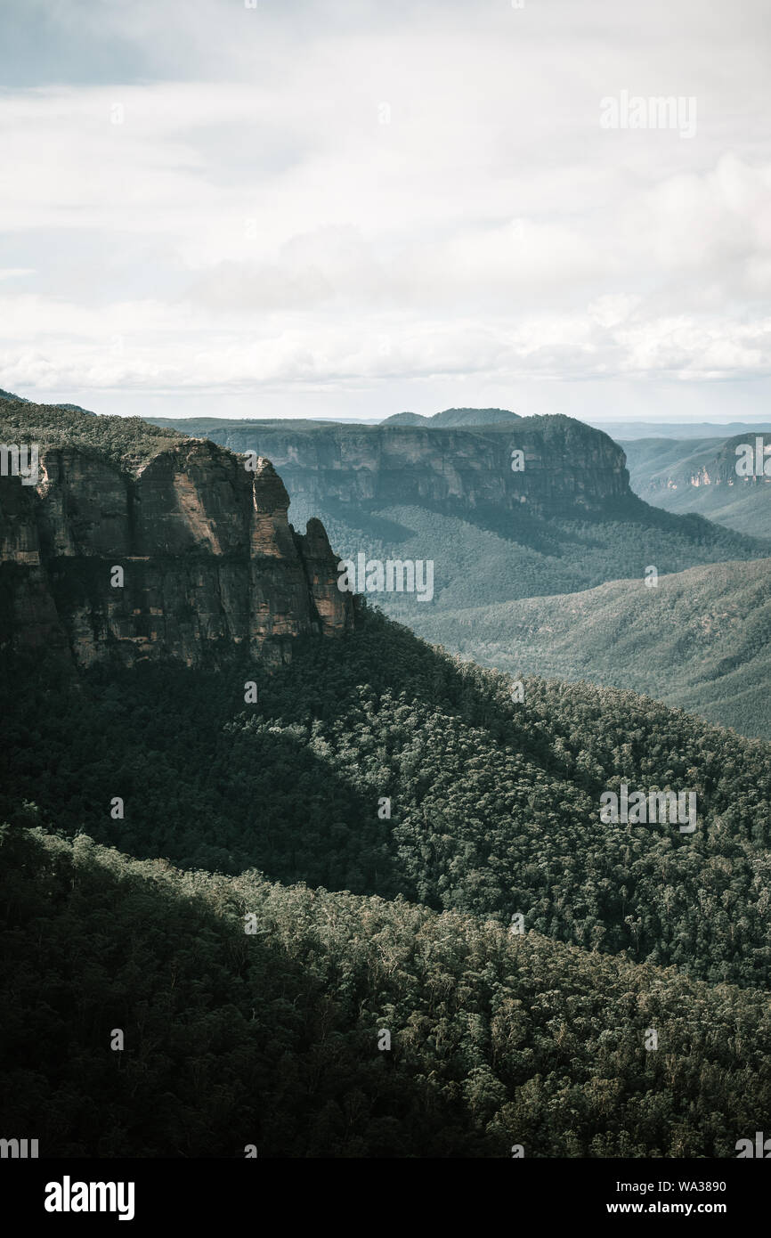Una vista mozzafiato sulle montagne da Govett's Leap Lookout, nelle Blue Mountains NSW. Foto Stock