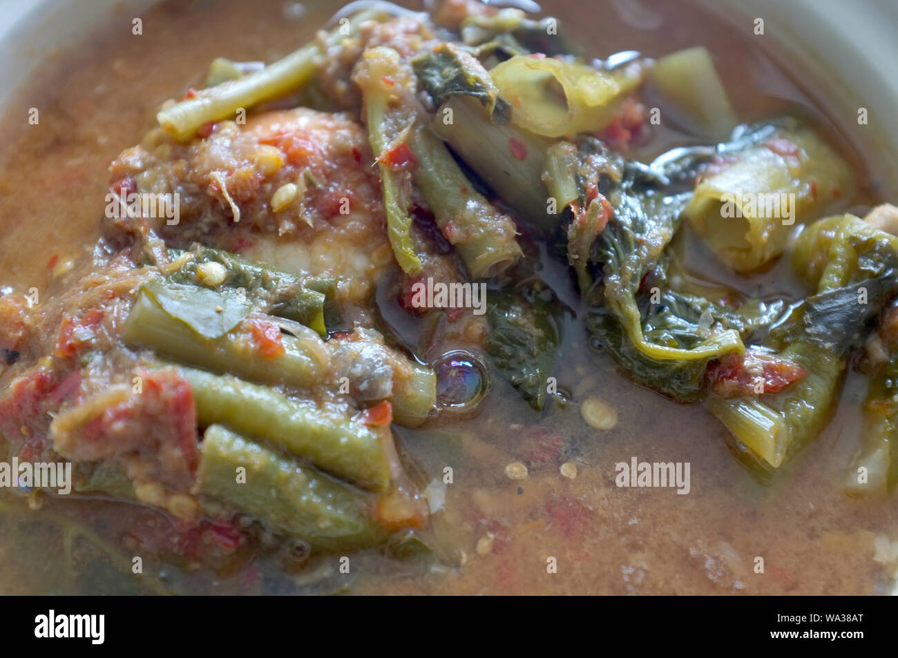 Nome tailandese è Kaeng Som a caldo o sour curry di verdure miste e gamberetti Foto Stock