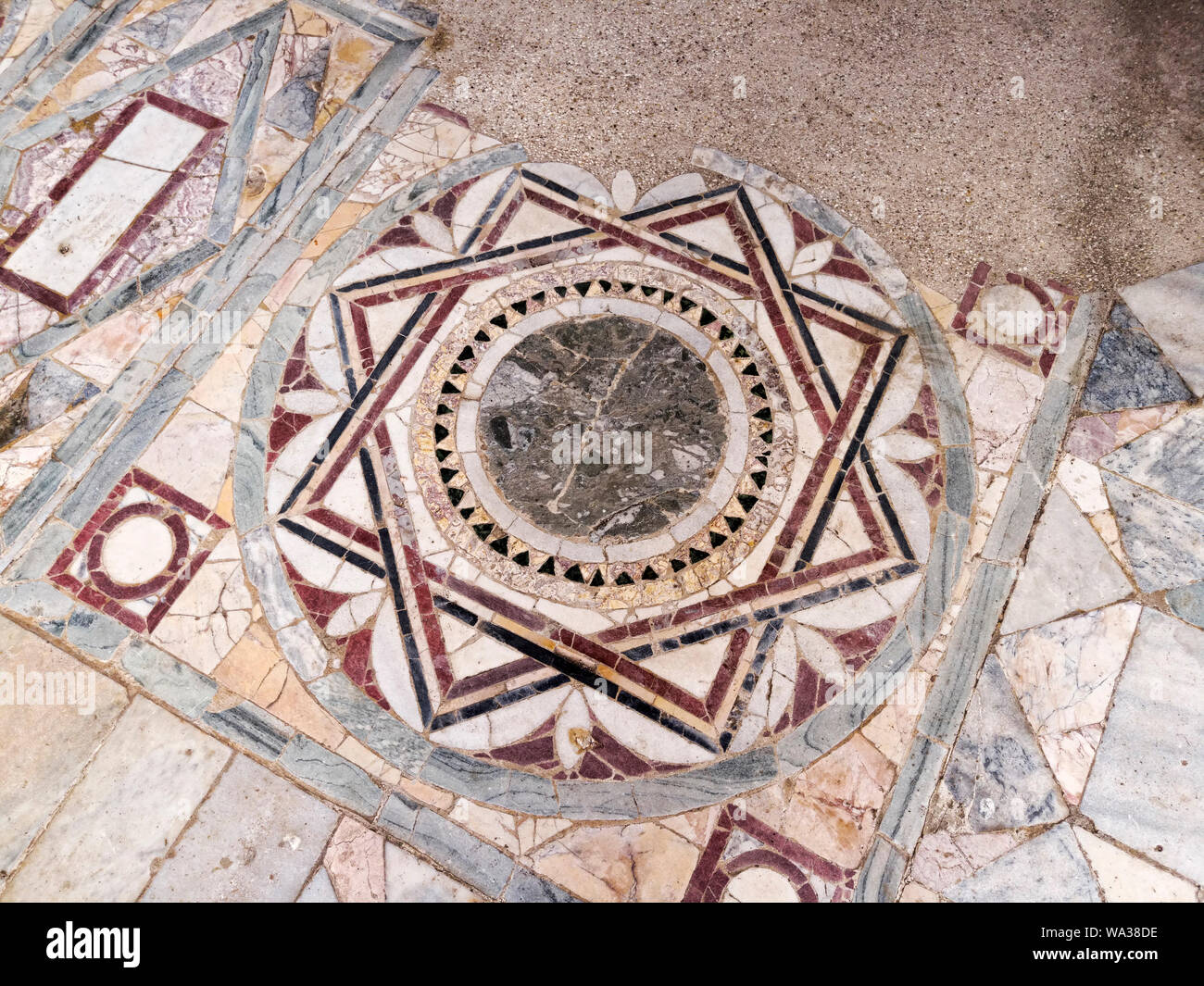 Particolare dei policromi opus sectile della camera con la tre-finestra di luce nella Domus del Ninfeo si trova negli scavi archeologici degli Osti Foto Stock