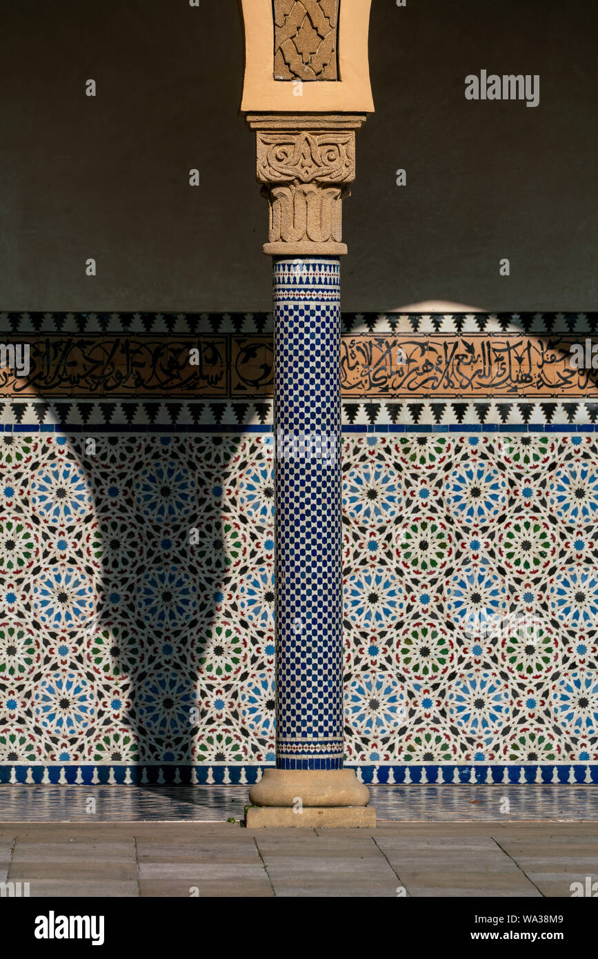 Oriental guardando le colonne con blu modello di mosaico e un pavimento in piastrelle con motivi orientali Foto Stock
