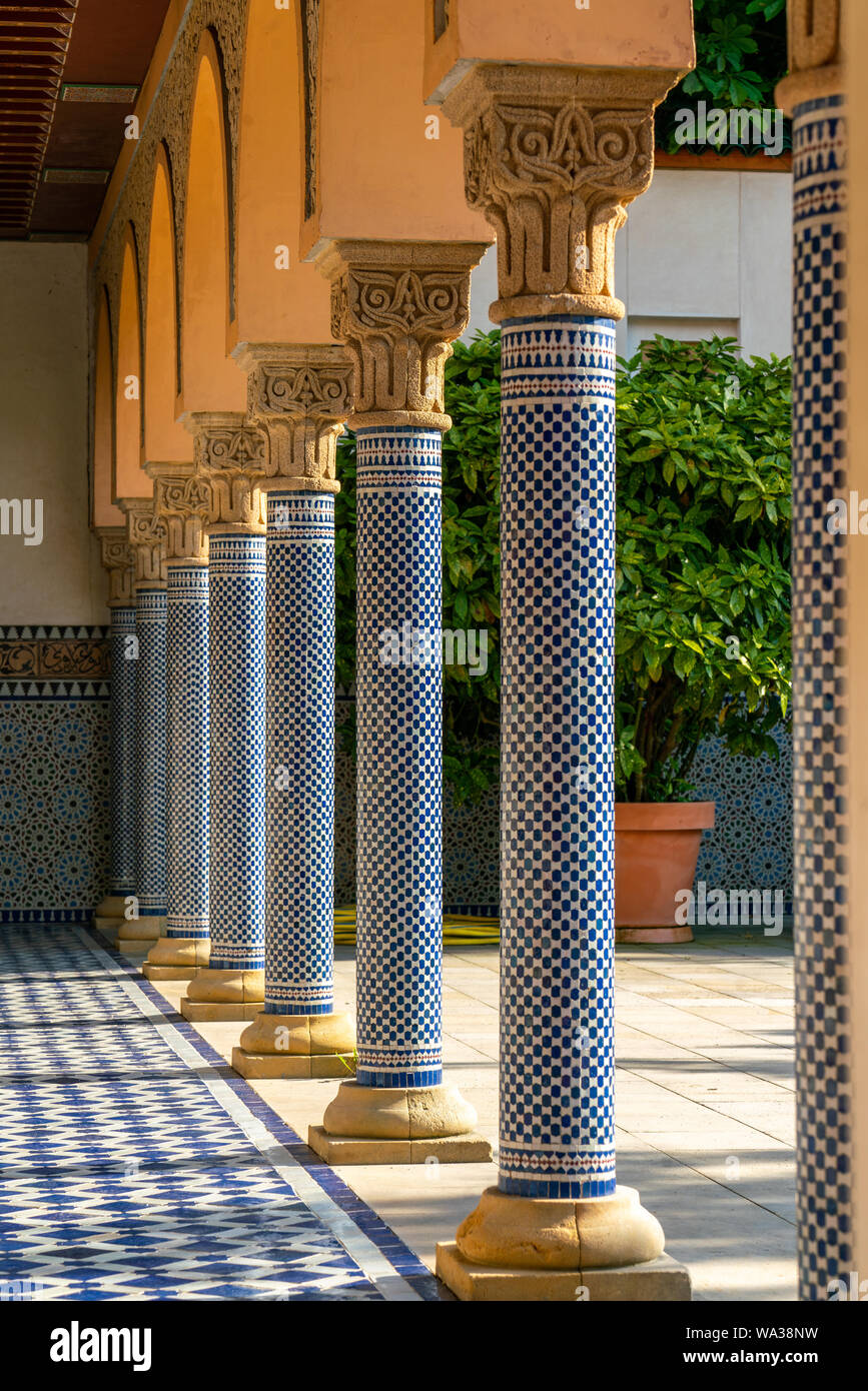 Oriental guardando le colonne con blu modello di mosaico e un pavimento in piastrelle con motivi orientali Foto Stock