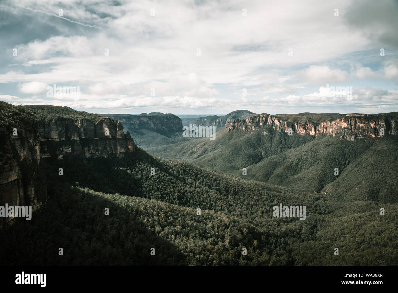 Una vista mozzafiato sulle montagne da Govett's Leap Lookout, nelle Blue Mountains NSW. Foto Stock
