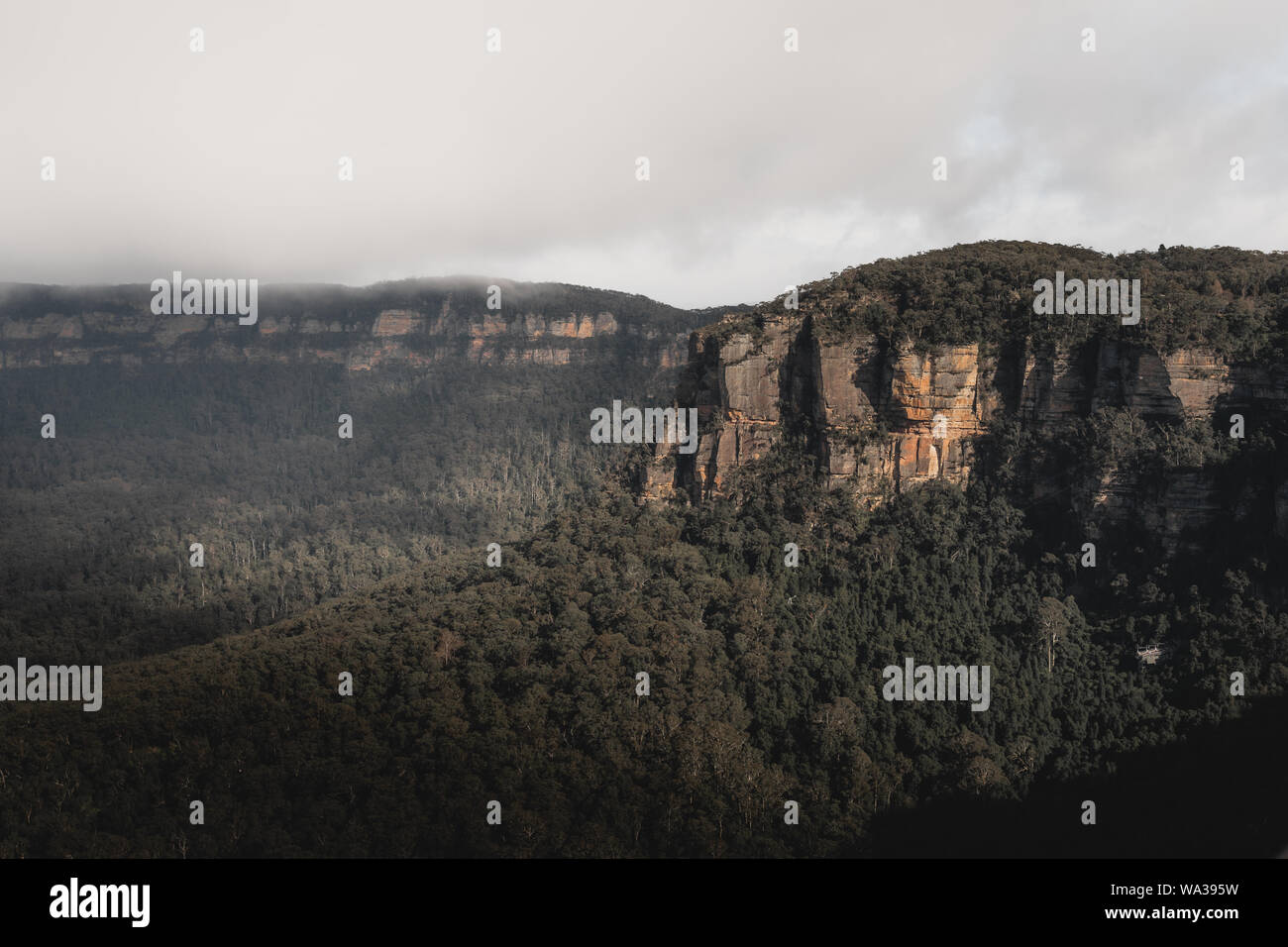 Una vista mozzafiato sulle montagne dalle tre sorelle Lookout, nelle Blue Mountains NSW. Foto Stock