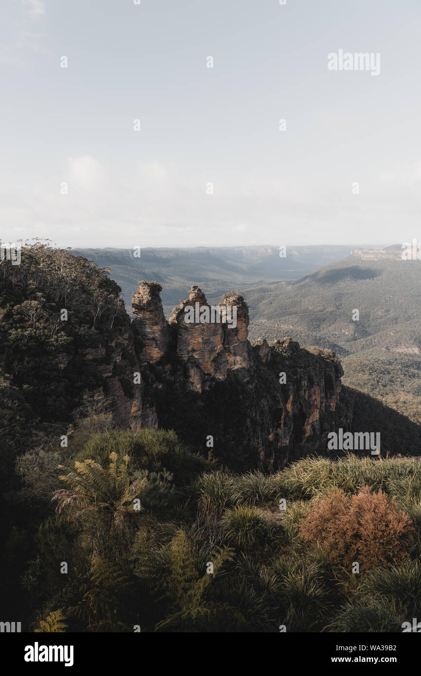 Una vista mozzafiato sulle montagne dalle tre sorelle Lookout, nelle Blue Mountains NSW. Foto Stock