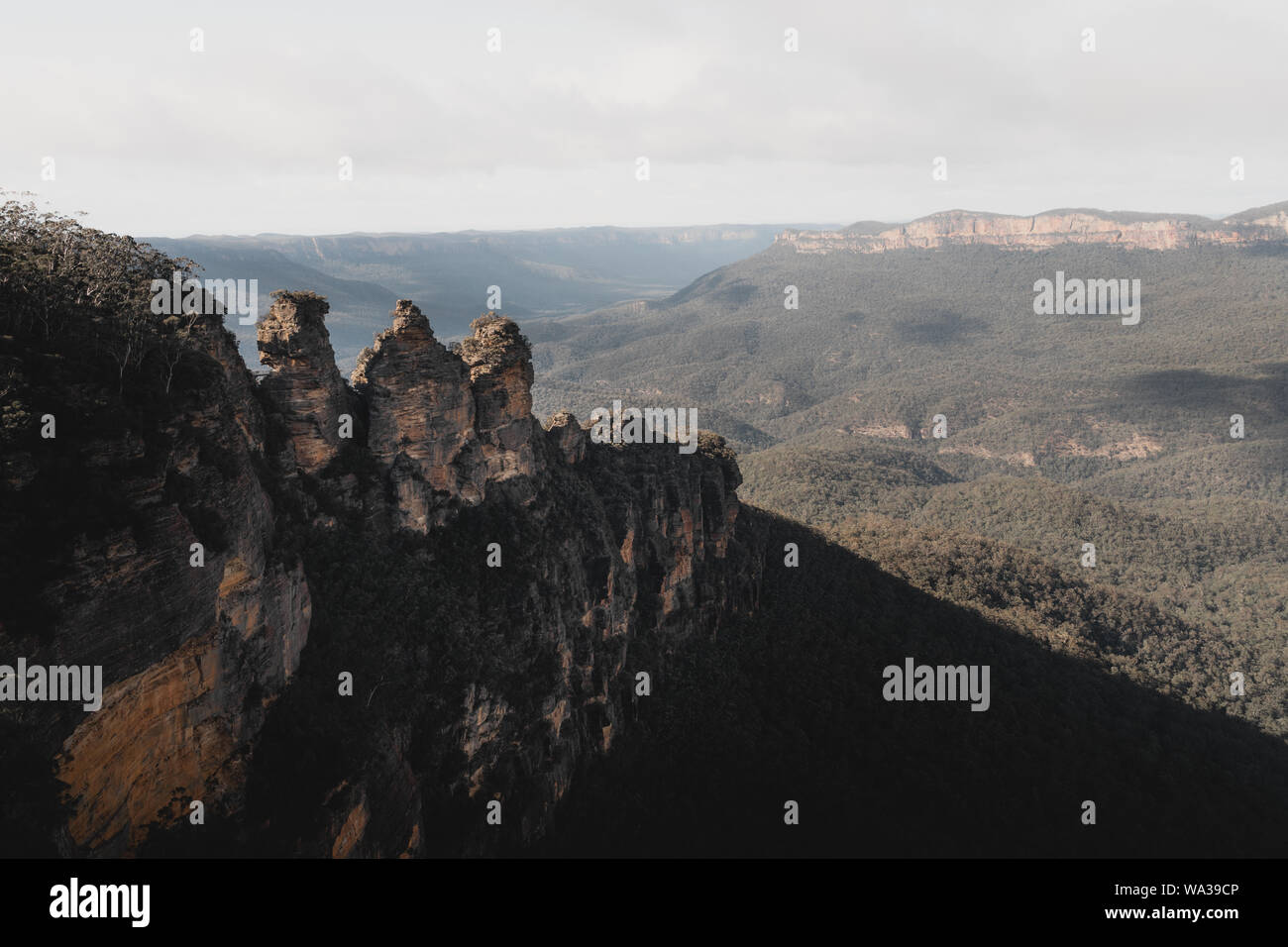Una vista mozzafiato sulle montagne dalle tre sorelle Lookout, nelle Blue Mountains NSW. Foto Stock