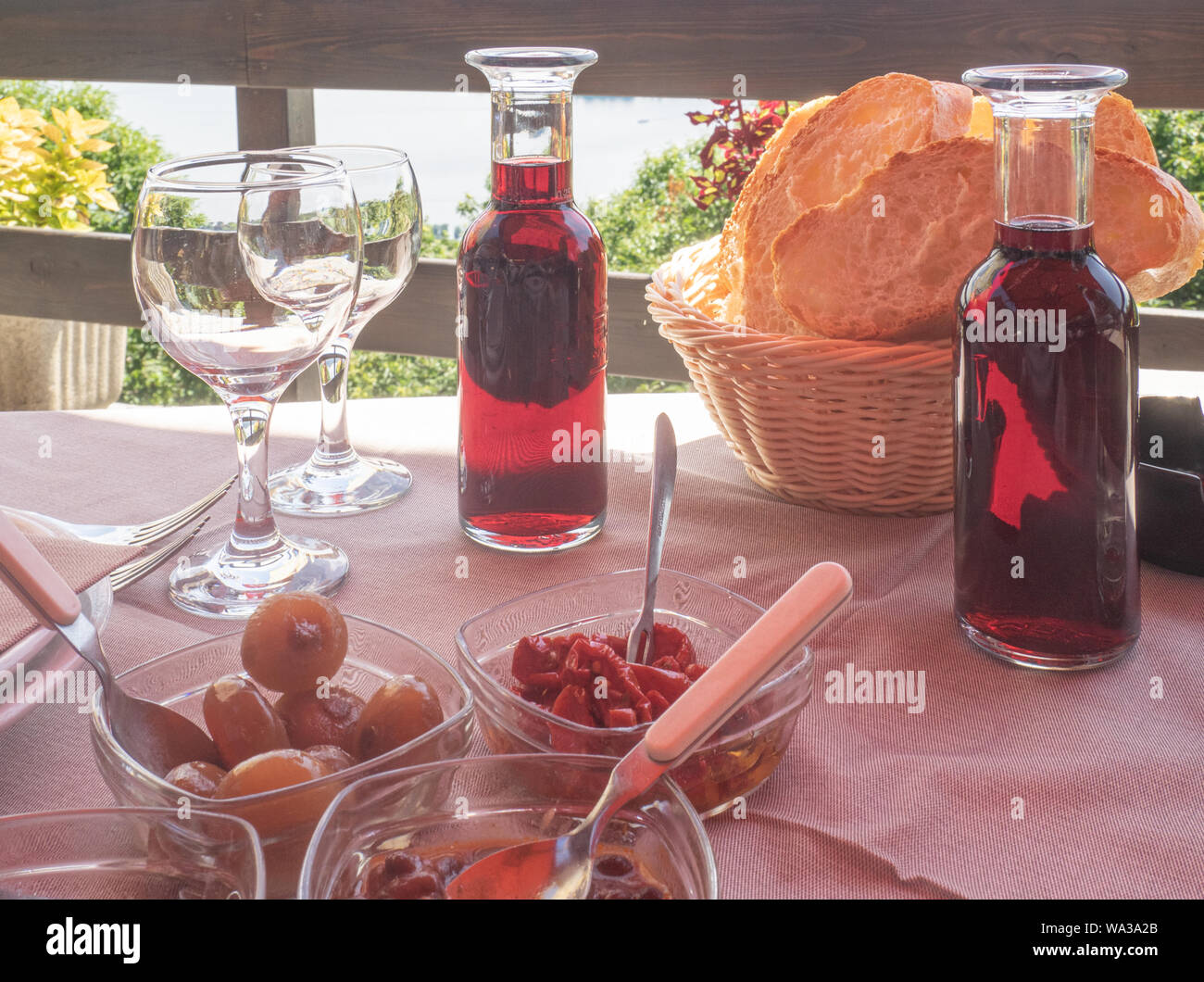 Pane, sottaceti e vino sulla tavola antipasto Foto Stock