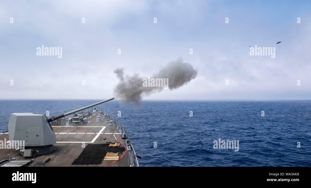 190813-N-NU281-1181 OCEANO PACIFICO (Agosto 13, 2019) Arleigh Burke-class guidato-missile destroyer USS Michael Murphy (DDG 112) incendi cicli di illuminazione dai suoi 5 pollici pistola durante un pre-azione di taratura live-fire esercizio. Michael Murphy sta conducendo le operazioni di routine nel Pacifico orientale. (U.S. Foto di Marina di Massa lo specialista di comunicazione 2a classe Justin R. Pacheco) Foto Stock