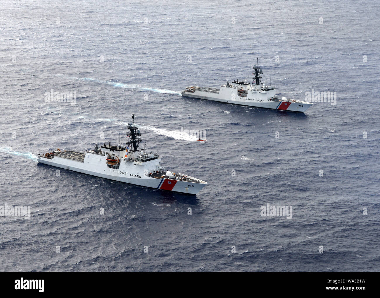 Gli equipaggi della Coast Guard Cutters Kimball WMSL (756) e Midgett WMSL (757) vele verso Honolulu, Agosto 16, 2019. Il Midgett è la Guardia Costiera della più recente national security cutter e unisce la Kimball come la seconda homeported nelle Hawaii. (U.S. Coast Guard foto di Sottufficiali di terza classe Matteo West/rilasciato) Foto Stock