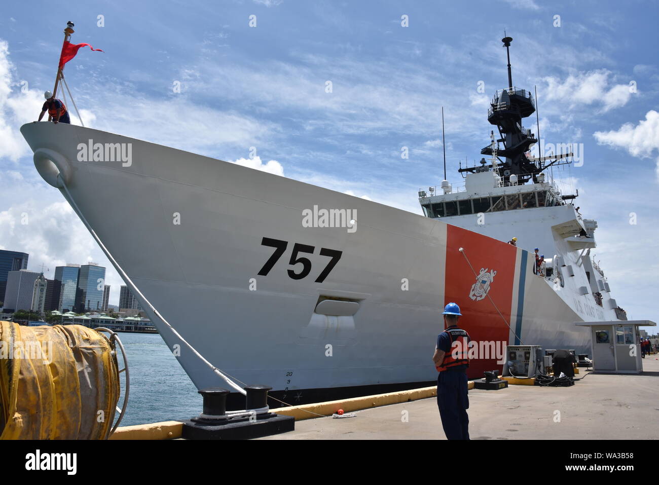 Gli Stati Uniti Guardacoste Midgett WMSL (757) Mori presso il suo nuovo homeport alla base Honolulu il Agosto 16, 2019. Il Midgett è l'ottava della Guardia Costiera per la sicurezza nazionale coltelli e il secondo ad essere homeported nelle Hawaii. (U.S. Coast Guard foto di Chief Petty Officer Sherri Eng/rilasciato) Foto Stock