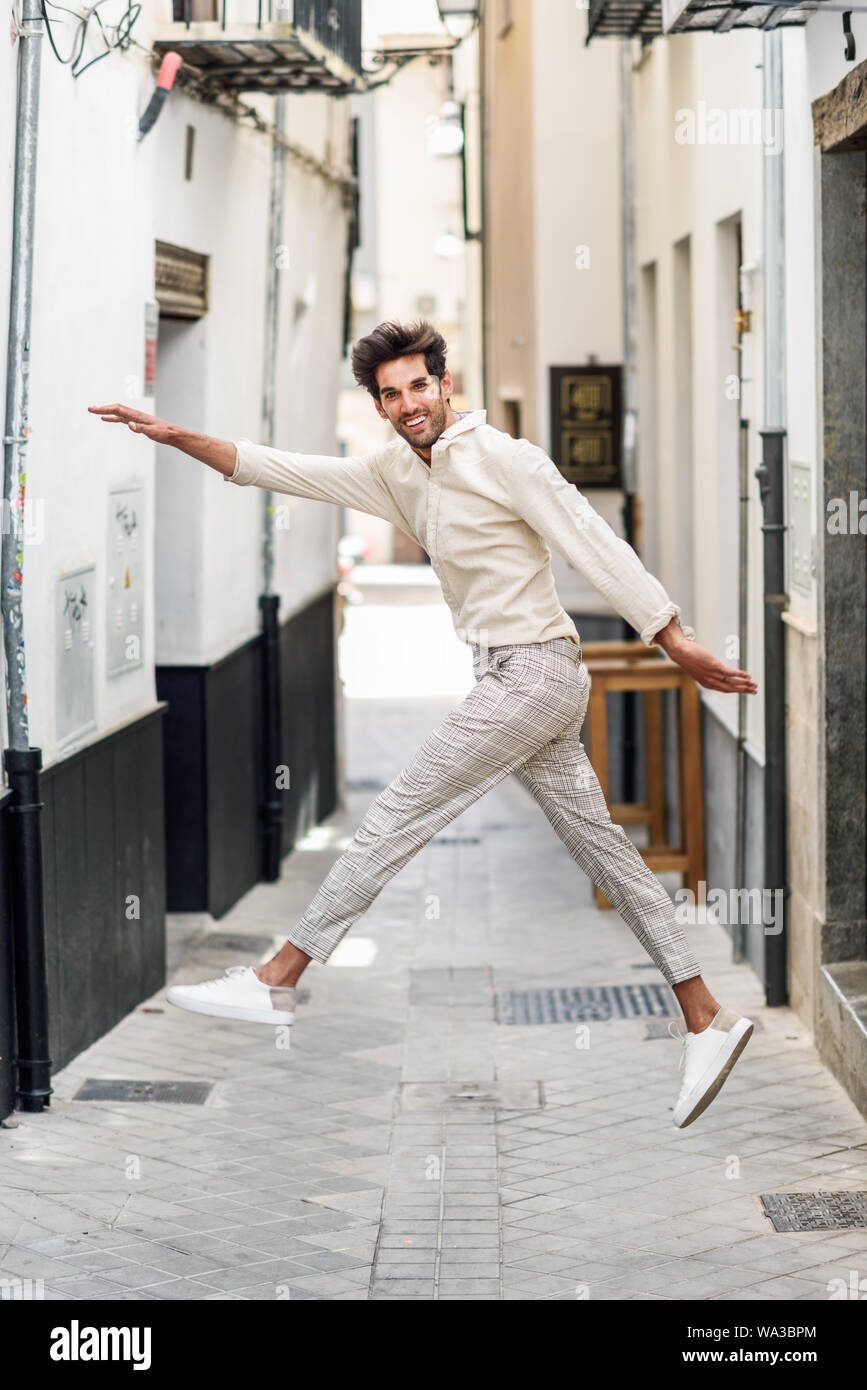 Giovani funny man jumping in strada. Foto Stock