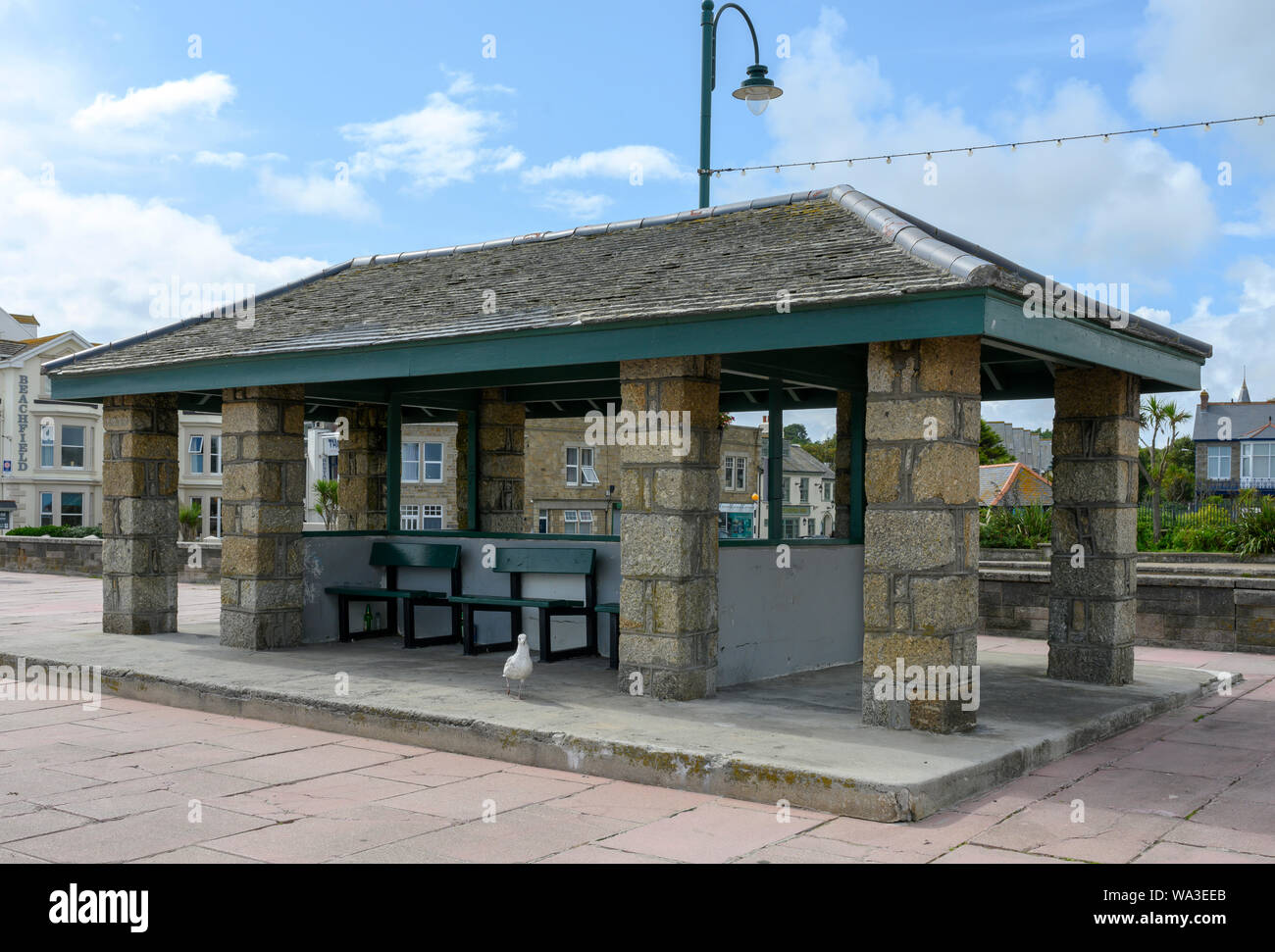 Promenade shelter in Penzance fronte mare, Penzance, Cornwall, England, Regno Unito Foto Stock