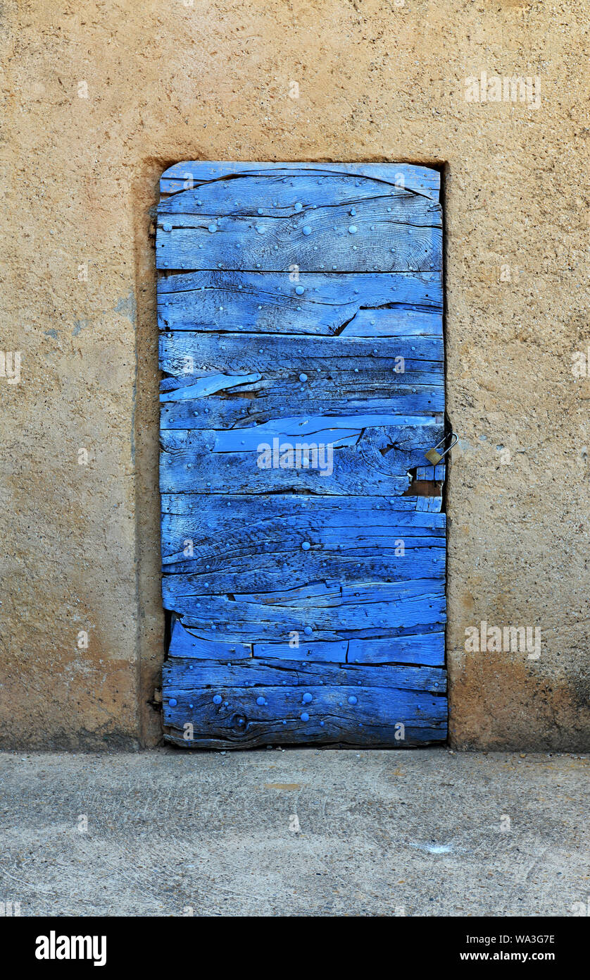 Vecchia botte dipinte di blu porta a casa con valore storico Foto Stock