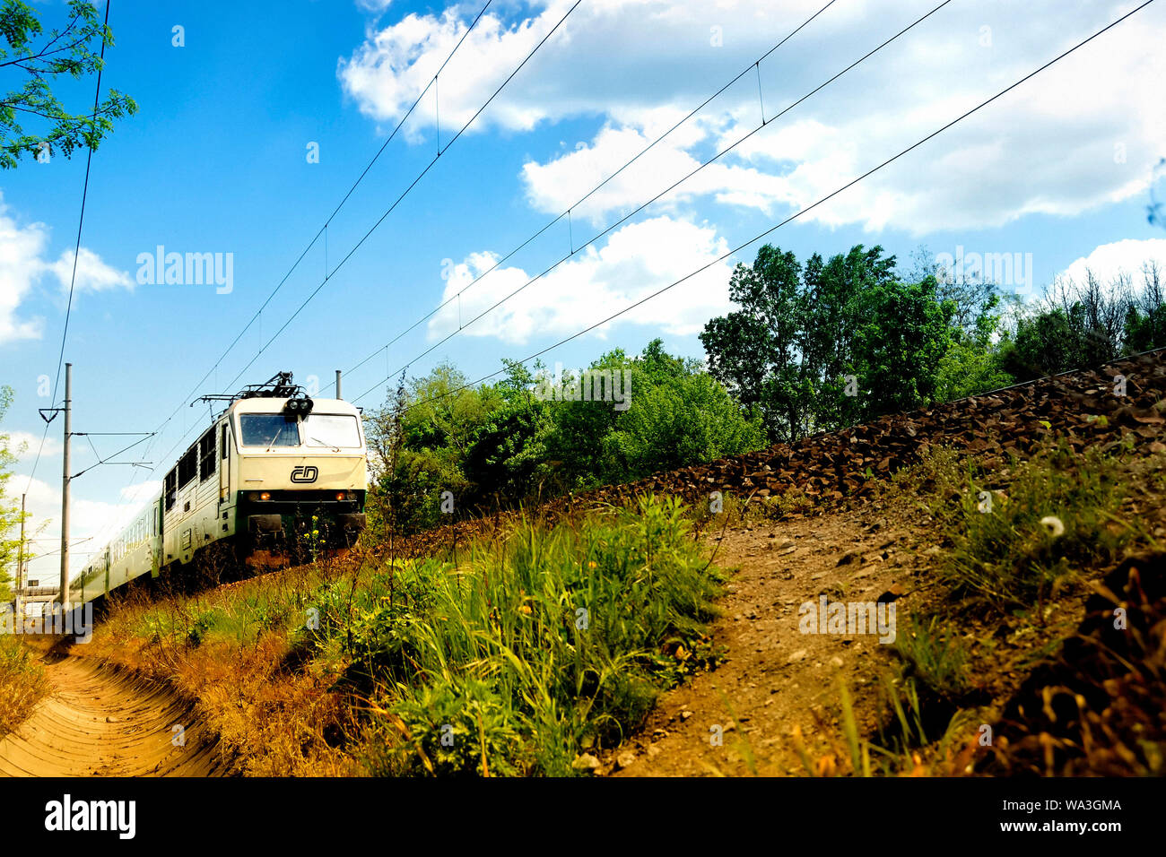 Basso angolo di visione di un treno di Ceske drahy o ferrovie ceche Foto Stock