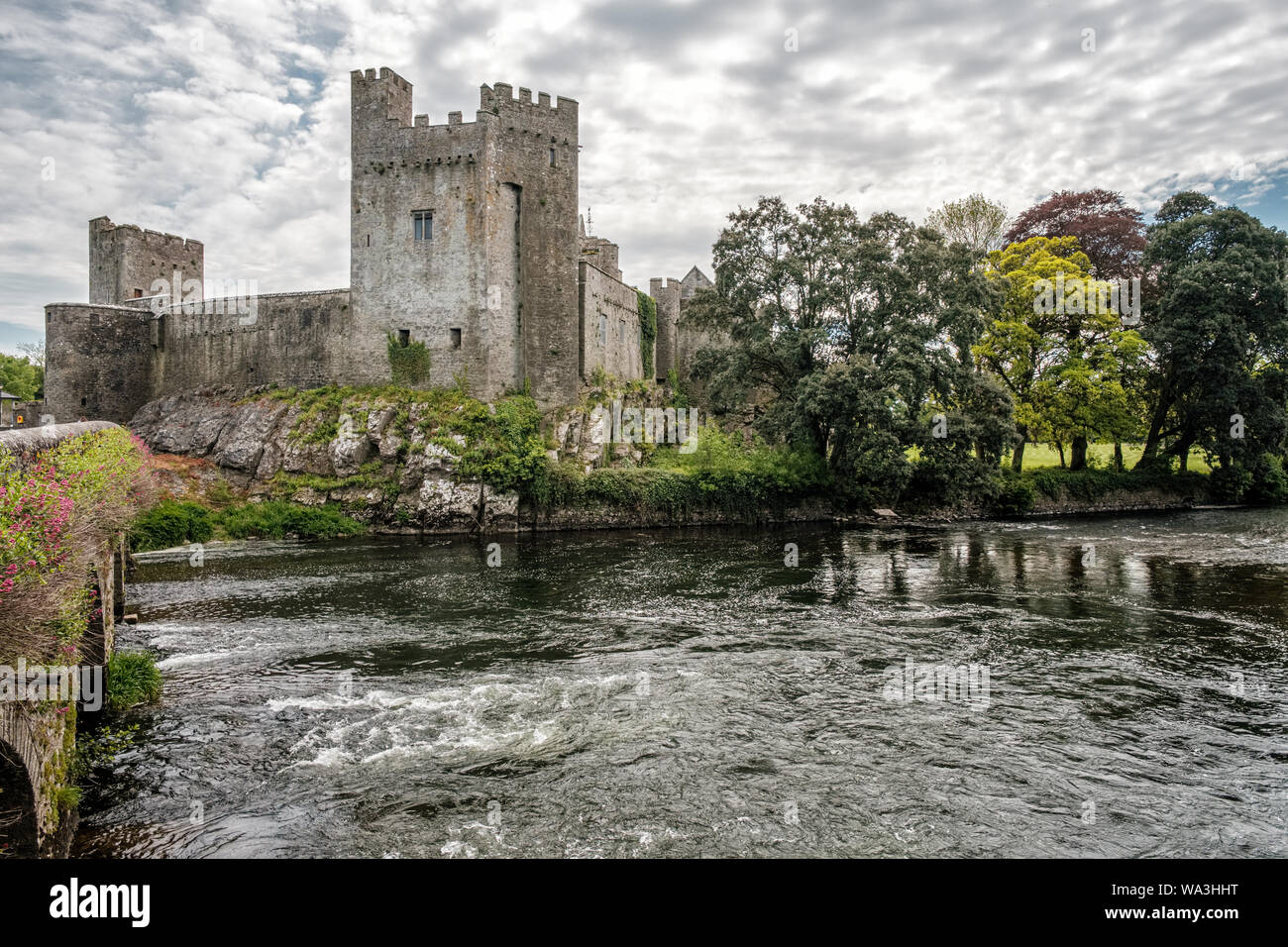 Castello di Cahir, Cahir, nella contea di Tipperary, Irlanda - 15 maggio 2019. Costruito nel XIII secolo, il Castello di Cahir è uno degli irlandesi più grandi castelli e supporti Foto Stock