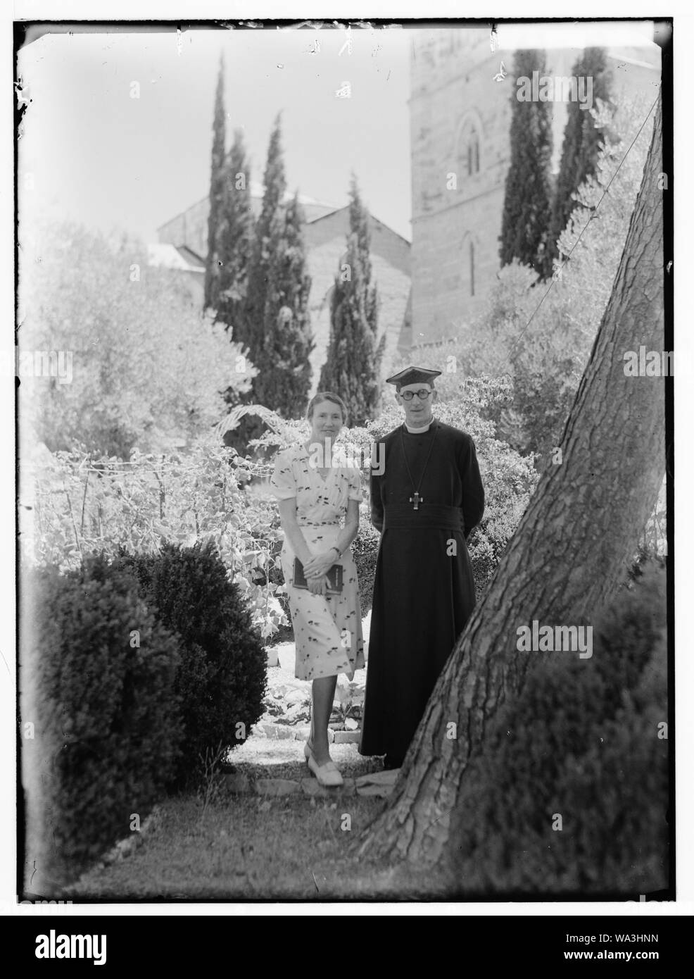 Il Vescovo e la sig.ra Stewart nel loro giardino a San Giorgio Foto Stock