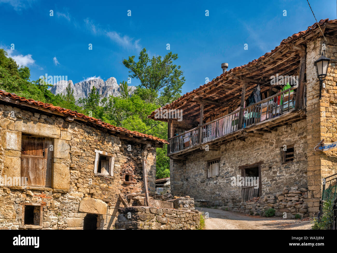 Villaggio di Lon, Andara montagne, Macizo Central (Macizo Los Urrieles) a Picos de Europa, Cantabria, SPAGNA Foto Stock