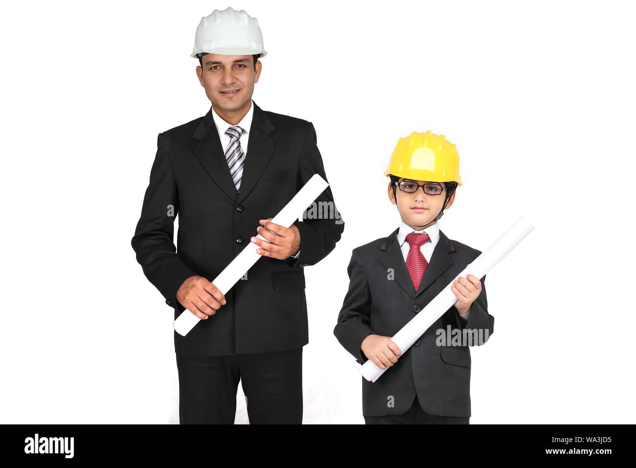 Ragazzo imitante come architetto e in piedi con il padre Foto Stock