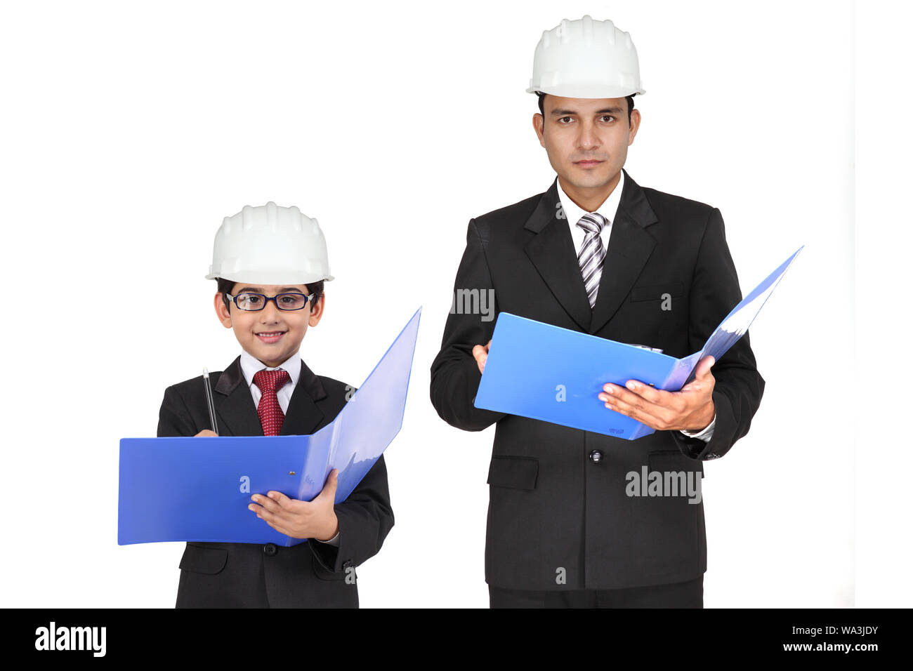 Ragazzo imitante come architetto e in piedi con il padre Foto Stock