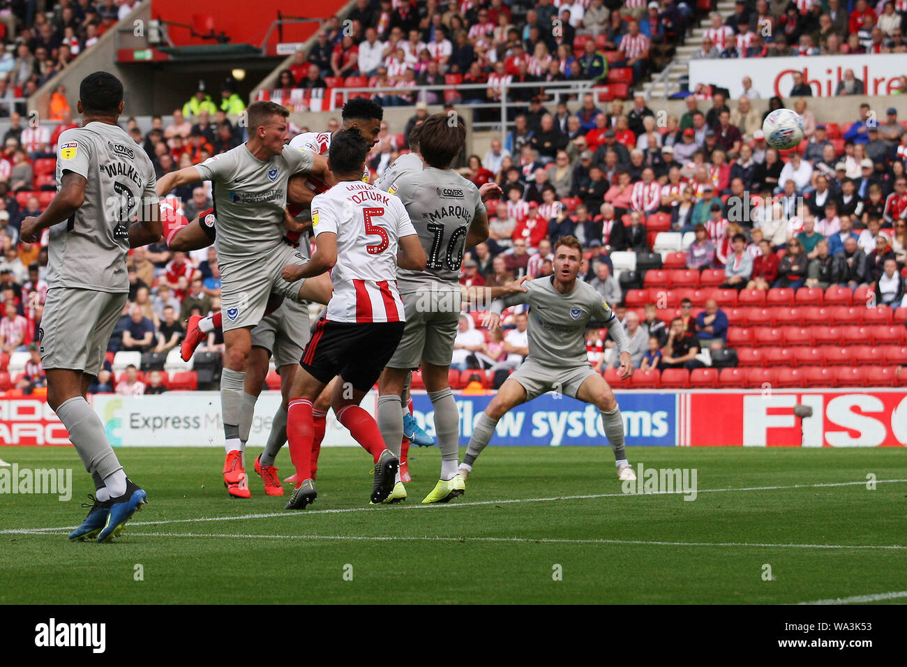 Sunderland, Regno Unito. 17 Ago, 2019. SUNDERLAND, Inghilterra, Agosto 17th Sunderland la Giordania Willis rigature il suo lato del primo obiettivo durante la scommessa del Cielo lega 1 corrispondenza tra Sunderland e Portsmouth presso lo stadio di luce, Sunderland sabato 17 agosto 2019. Solo uso editoriale, è richiesta una licenza per uso commerciale. La fotografia può essere utilizzata solo per il giornale e/o rivista scopi editoriali. (Credit: Steven Hadlow | MI News) Credito: MI News & Sport /Alamy Live News Foto Stock