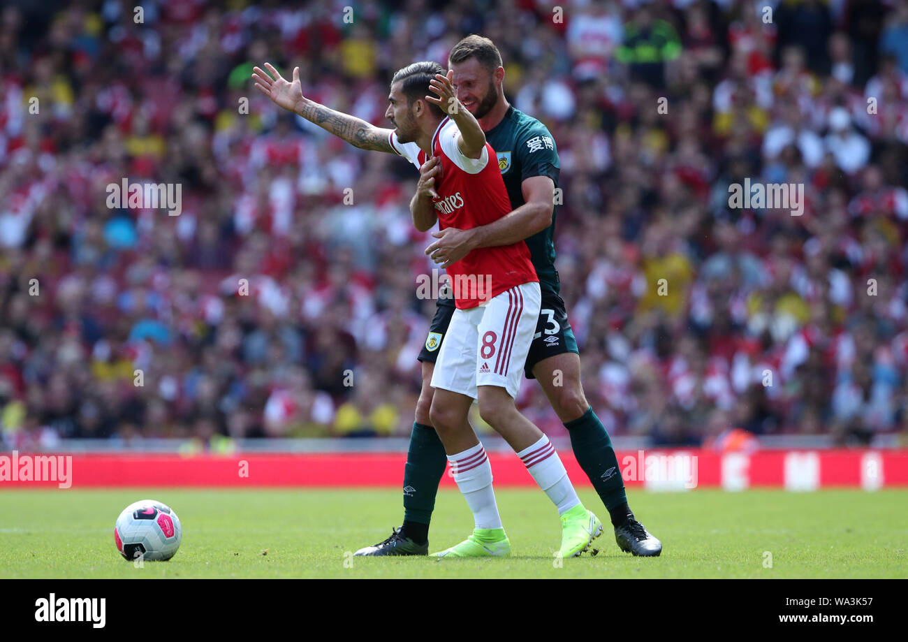 Arsenal Dani Ceballos (sinistra) e Burnley's Erik Pieters battaglia per la palla durante il match di Premier League a Emirates Stadium di Londra. Foto Stock