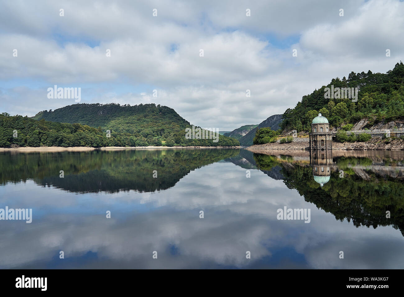 Garreg Ddu diga serbatoio, Elan Valley, Rhayader, Powys:,il Galles. Acqua di riflessione del paesaggio circostante al serbatoio.. Foto Stock