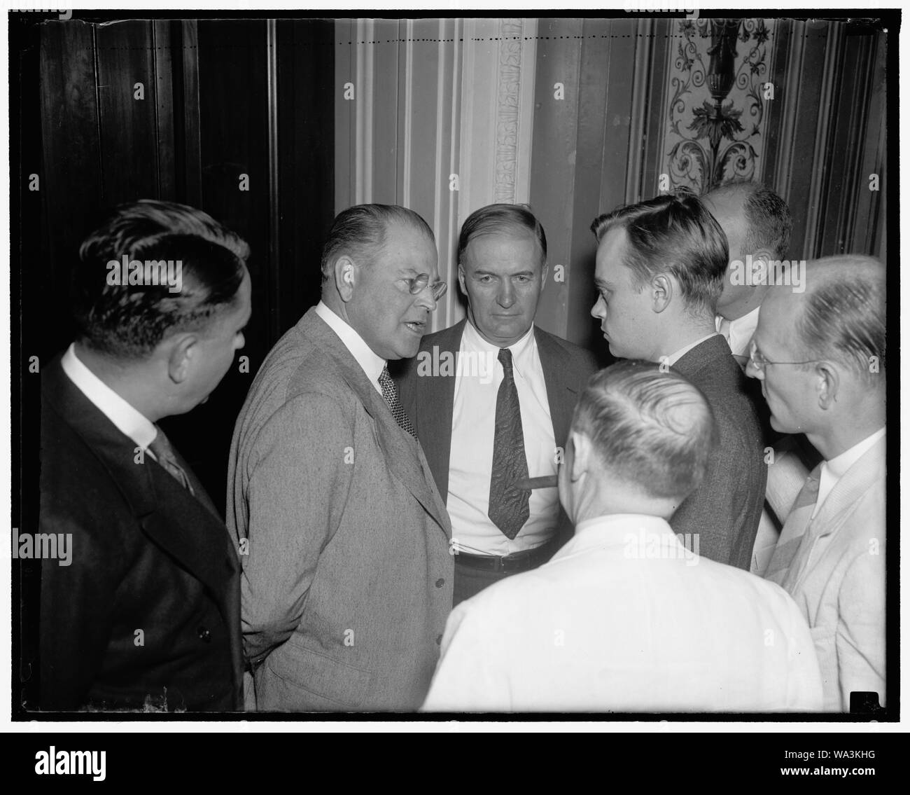 Nero nomina approvata da 13 a 4. Washington, 16 agosto. Il senatore Warren Austin di VT, sinistra; e il senatore Edward Burke, di Neb., a destra; parlando con i giornalisti dopo aver chiesto Sen. nero dell'Ala. essere interrogato sulle sue qualifiche concernenti la Corte suprema, il voto decisivo è venuto quando Austin spostato nel sistema giudiziario del senato Comm. per azione di ritardo sulla nomina in attesa di ulteriori indagini in merito a la legittimità dell'appuntamento. Il nero delle forze beat down che si spostano da un voto di 11 a 5, accertandosi che l'opposizione guidato per sconfiggere [...] Foto Stock