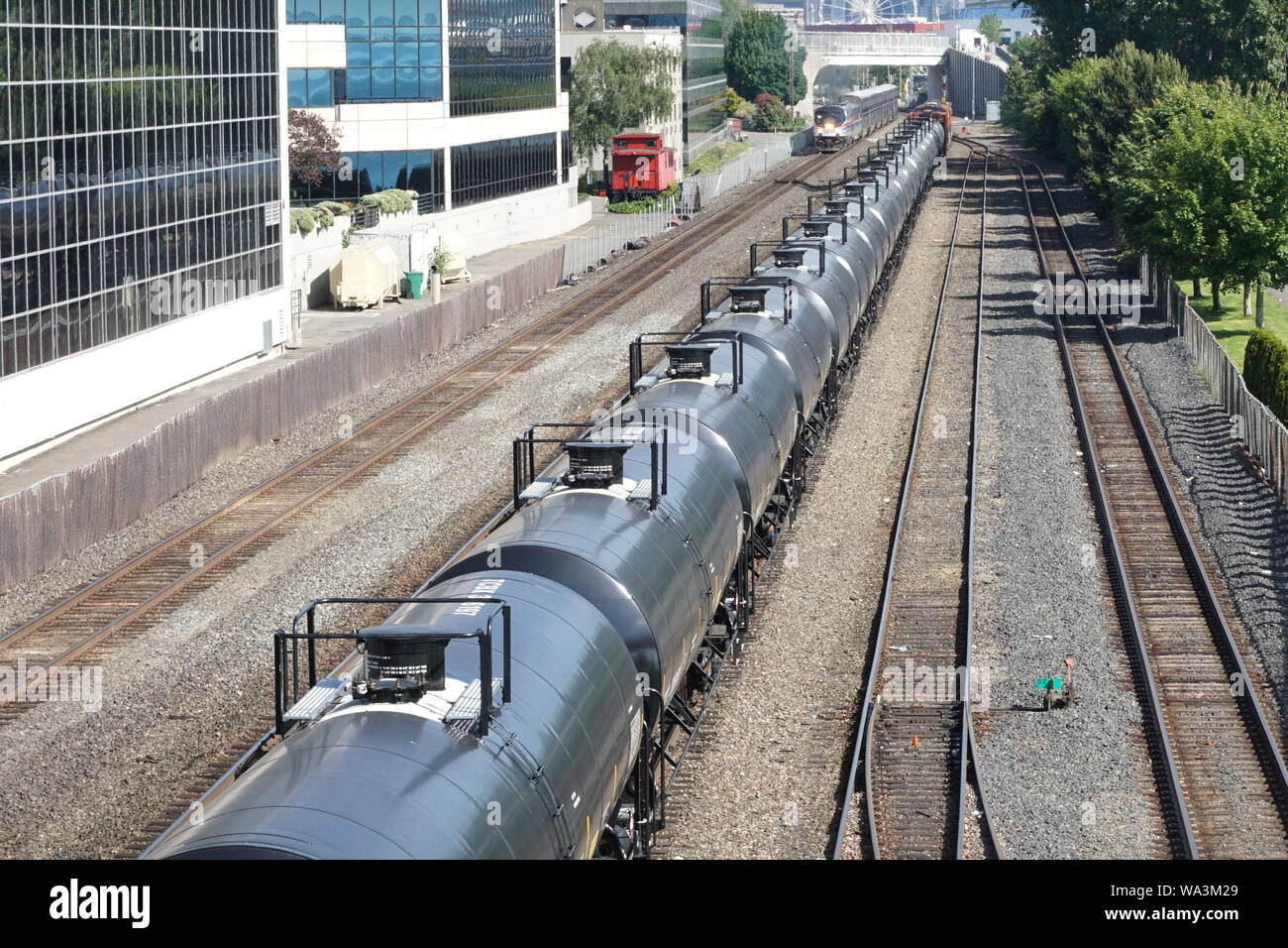 Una linea di ferrovia treno di vetture di navi cisterna Foto Stock