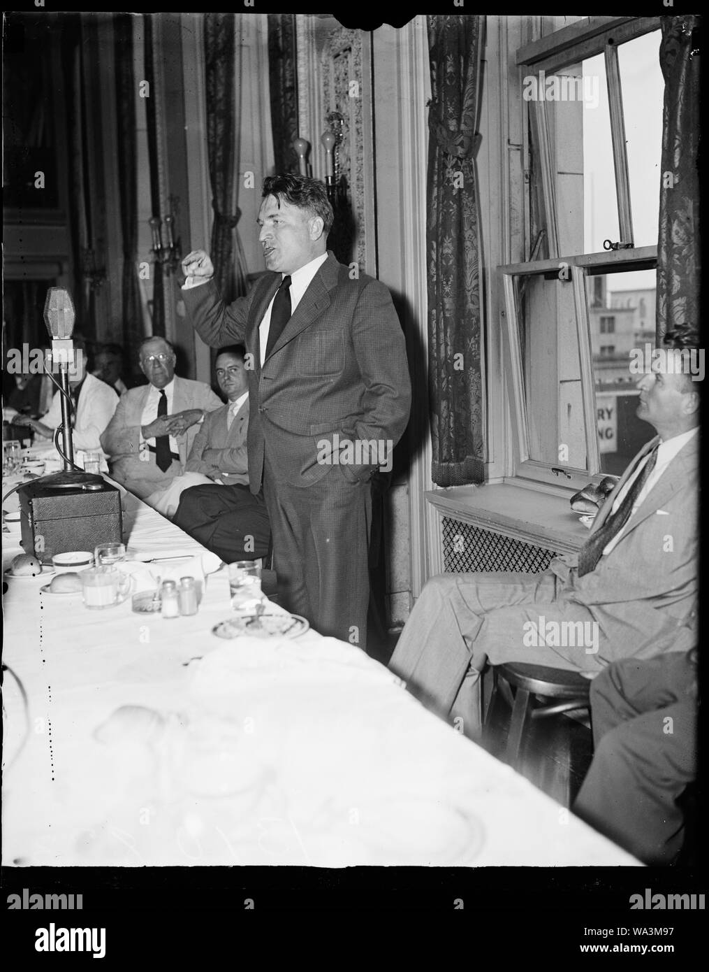 Di blasti New Deal, Washington D.C., 7 agosto. La foto mostra uno dei principali oratori del vecchio Huey Long movimento come egli si è rivolto ai membri della pressa di pre club a Washington. Egli ha fatto brillare la nuova trattativa in termini inequivocabili. La foto mostra il Rev. Gerald L.K. Smith in azione davanti al news Foto Stock