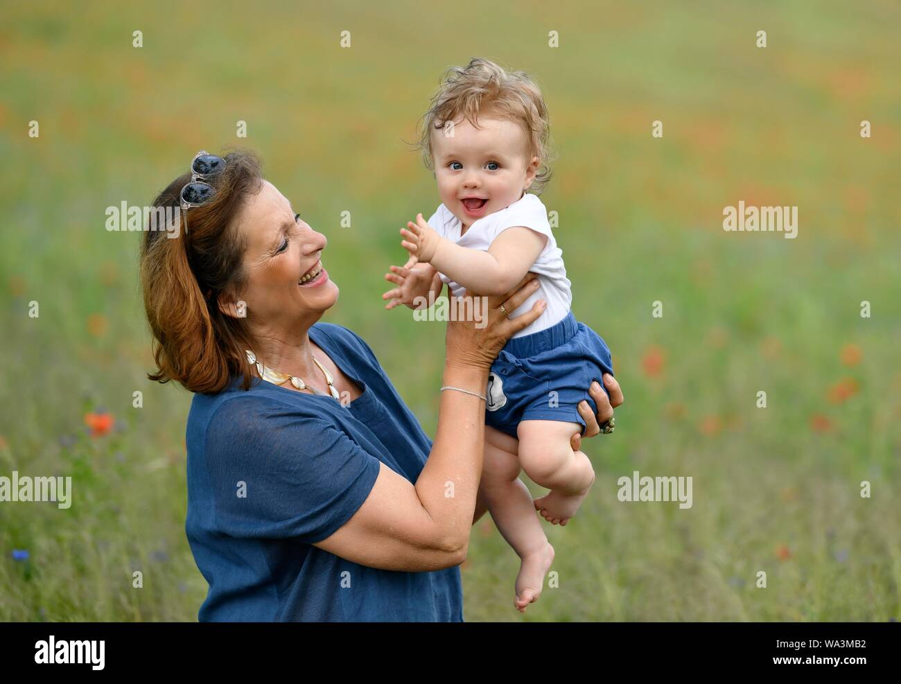 Nonna con nipote, baby, 8 mesi, Baden-Württemberg, Germania Foto Stock