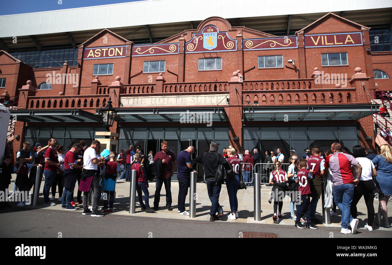 Aston Villa tifosi fuori dallo stadio prima della Premier League a Villa Park, Birmingham. Foto Stock