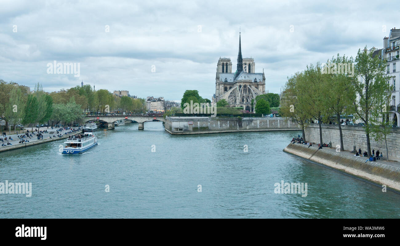 Crociera sul Fiume Senna barca passando la cattedrale di Notre Dame. Parigi, Francia Foto Stock