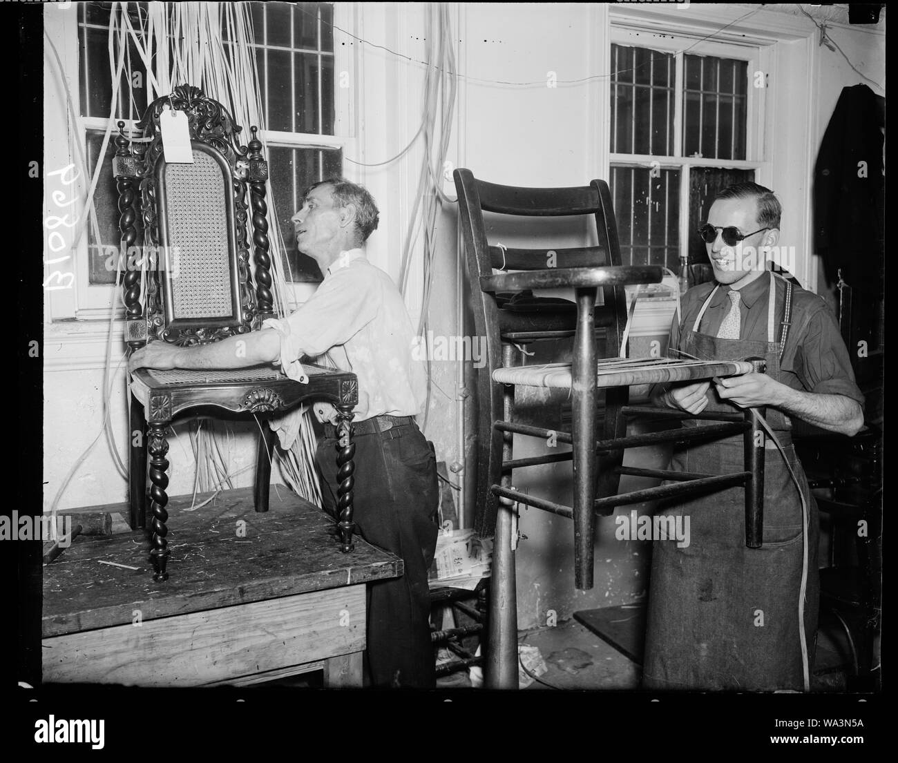 Non vedenti la riparazione di mobili, Robert Walker e Roy Creed Foto Stock