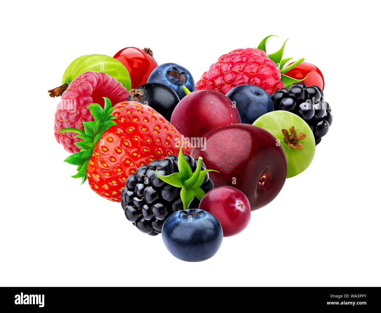Forma di cuore di diversi frutti di bosco isolato su sfondo bianco Foto Stock