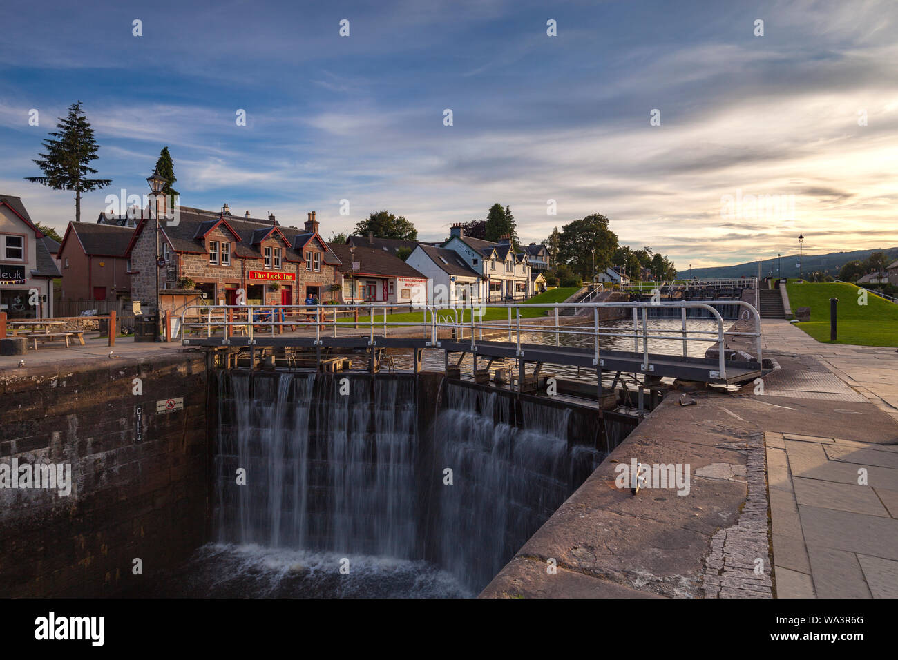 Cascate di acqua oltre i cancelli di blocco sul Caledonian Canal a Fort Augustus vicino a Loch Ness in Scozia in una giornata di sole Foto Stock