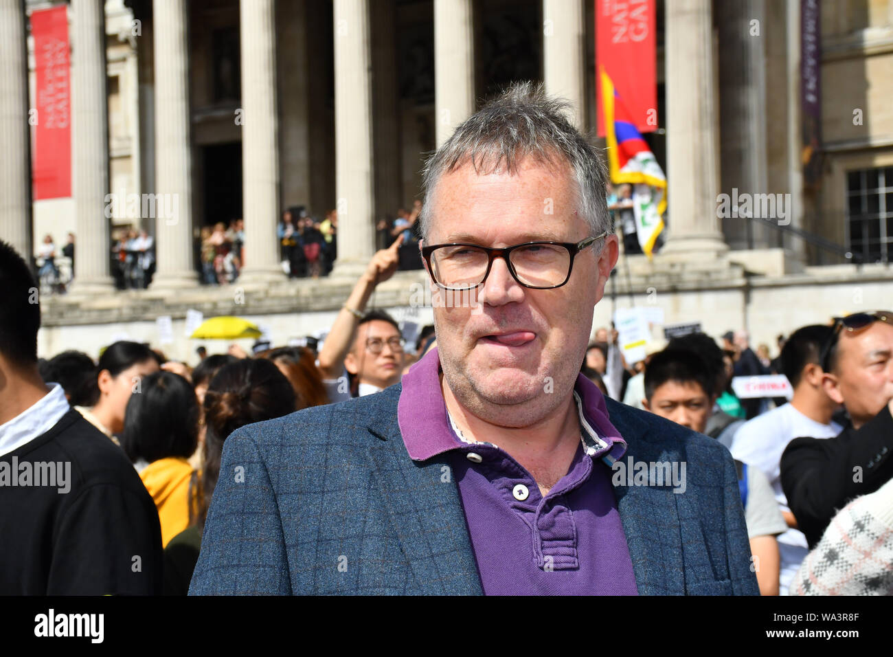 Londra, Regno Unito. 17 Ago, 2019. La protesta del contatore: Pro-China canto nazionale cinese di canzone per mostrare la kongers traditori di patriottismo e di HK e il loro supporto Gweilo superano il numero dell'Pro-China e oltremare sostenitori cinesi la Cina nel caso di 8.17 UK Solidarietà con HK Rally. Il Patriota comunista canto (una sola Cina - una nazione) e amano HK. Non avete bisogno di un traduttore umano diritti o sbagliato il bene e il male in Trafalgar Square e il 17 agosto 2019, Londra, Regno Unito. Credito: Picture Capital/Alamy Live News Foto Stock