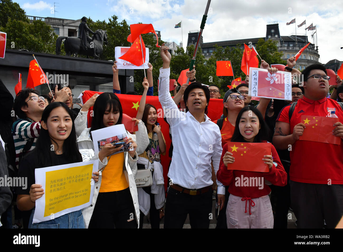 Londra, Regno Unito. 17 Ago, 2019. La protesta del contatore: Pro-China canto nazionale cinese di canzone per mostrare la kongers traditori di patriottismo e di HK e il loro supporto Gweilo superano il numero dell'Pro-China e oltremare sostenitori cinesi la Cina nel caso di 8.17 UK Solidarietà con HK Rally. Il Patriota comunista canto (una sola Cina - una nazione) e amano HK. Non avete bisogno di un traduttore umano diritti o sbagliato il bene e il male in Trafalgar Square e il 17 agosto 2019, Londra, Regno Unito. Credito: Picture Capital/Alamy Live News Foto Stock