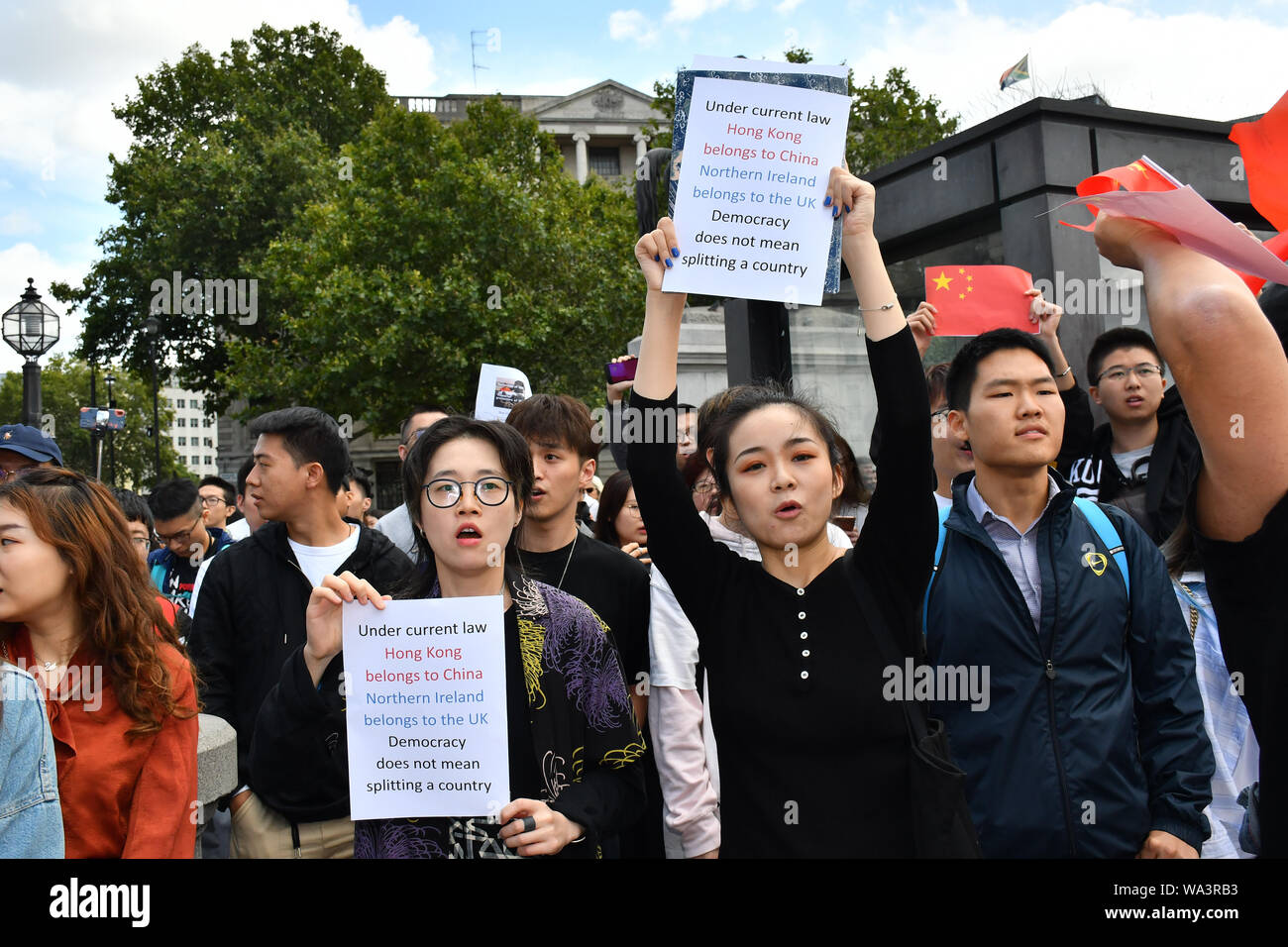 Londra, Regno Unito. 17 Ago, 2019. La protesta del contatore: Pro-China canto nazionale cinese di canzone per mostrare la kongers traditori di patriottismo e di HK e il loro supporto Gweilo superano il numero dell'Pro-China e oltremare sostenitori cinesi la Cina nel caso di 8.17 UK Solidarietà con HK Rally. Il Patriota comunista canto (una sola Cina - una nazione) e amano HK. Non avete bisogno di un traduttore umano diritti o sbagliato il bene e il male in Trafalgar Square e il 17 agosto 2019, Londra, Regno Unito. Credito: Picture Capital/Alamy Live News Foto Stock