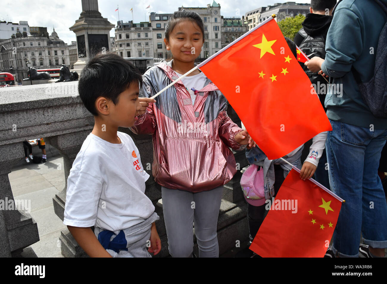 Londra, Regno Unito. 17 Ago, 2019. La protesta del contatore: Pro-China canto nazionale cinese di canzone per mostrare la kongers traditori di patriottismo e di HK e il loro supporto Gweilo superano il numero dell'Pro-China e oltremare sostenitori cinesi la Cina nel caso di 8.17 UK Solidarietà con HK Rally. Il Patriota comunista canto (una sola Cina - una nazione) e amano HK. Non avete bisogno di un traduttore umano diritti o sbagliato il bene e il male in Trafalgar Square e il 17 agosto 2019, Londra, Regno Unito. Credito: Picture Capital/Alamy Live News Foto Stock