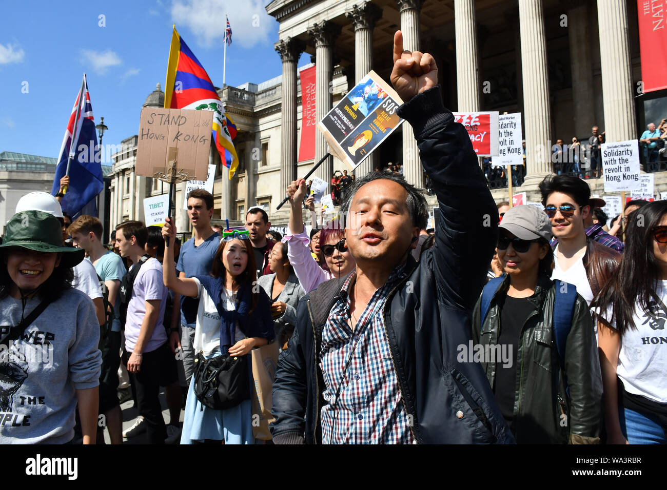 Londra, Regno Unito. 17 Ago, 2019. La protesta del contatore: Pro-China canto nazionale cinese di canzone per mostrare la kongers traditori di patriottismo e di HK e il loro supporto Gweilo superano il numero dell'Pro-China e oltremare sostenitori cinesi la Cina nel caso di 8.17 UK Solidarietà con HK Rally. Il Patriota comunista canto (una sola Cina - una nazione) e amano HK. Non avete bisogno di un traduttore umano diritti o sbagliato il bene e il male in Trafalgar Square e il 17 agosto 2019, Londra, Regno Unito. Credito: Picture Capital/Alamy Live News Foto Stock