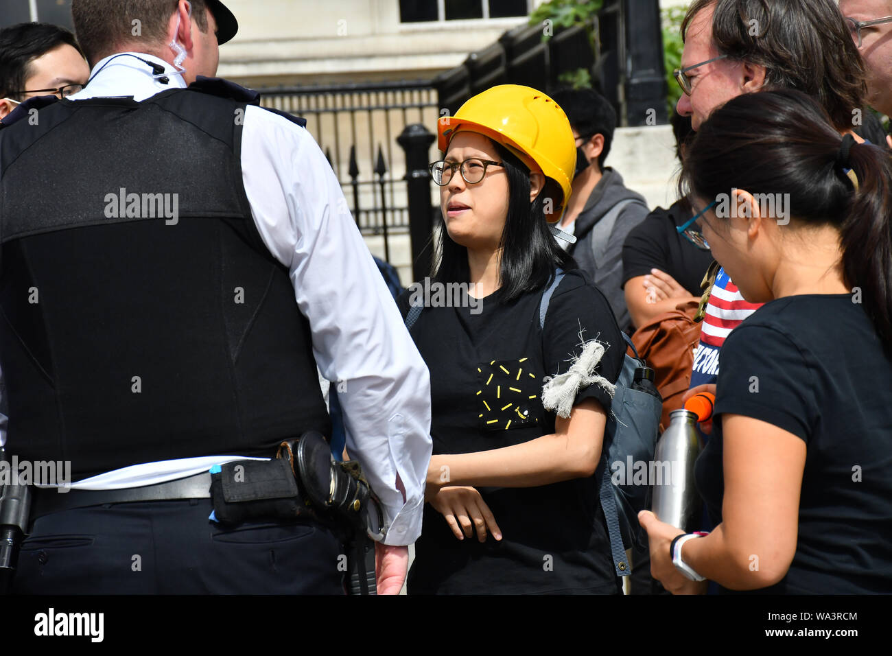 Londra, Regno Unito. 17 Ago, 2019. La protesta del contatore: Pro-China canto nazionale cinese di canzone per mostrare la kongers traditori di patriottismo e di HK e il loro supporto Gweilo superano il numero dell'Pro-China e oltremare sostenitori cinesi la Cina nel caso di 8.17 UK Solidarietà con HK Rally. Il Patriota comunista canto (una sola Cina - una nazione) e amano HK. Non avete bisogno di un traduttore umano diritti o sbagliato il bene e il male in Trafalgar Square e il 17 agosto 2019, Londra, Regno Unito. Credito: Picture Capital/Alamy Live News Foto Stock