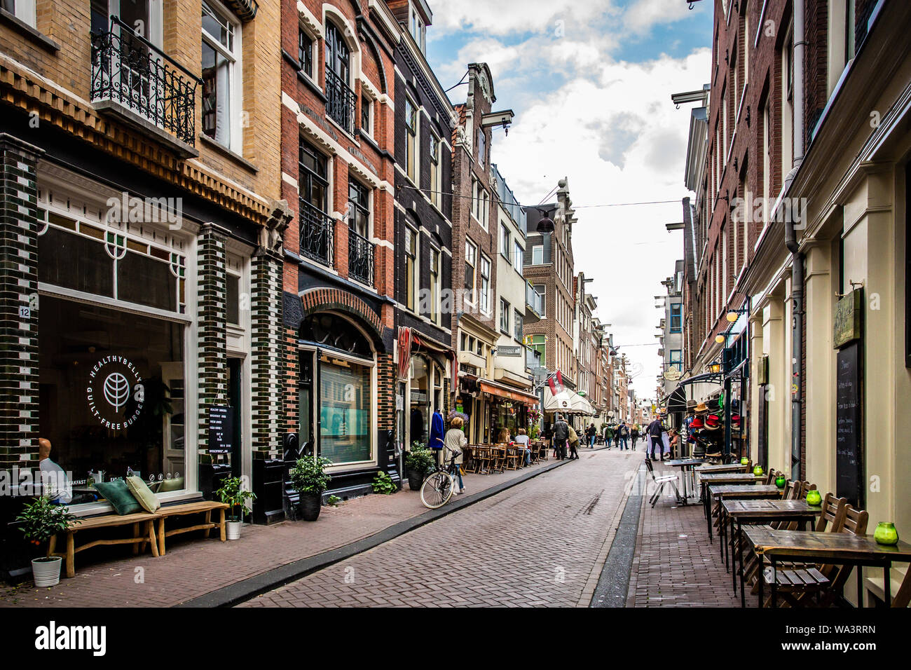 AMSTERDAM, Paesi Bassi - 31 agosto 2018: scene di strada da Amsterdam in un giorno di estate con persone reali e architettura. Foto Stock