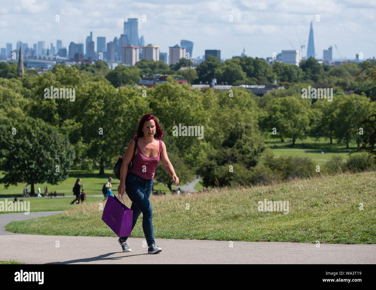 Per coloro che godono di un periodo di sole su Primrose Hill a Londra, come docce blustery sono attesi in tutto il Regno Unito nei prossimi giorni mentre le speranze di un Bank Holiday ondata di caldo sono state distrutte da forecasters. Foto Stock