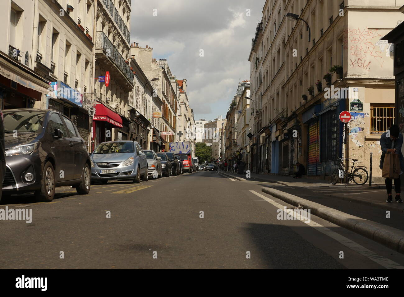 Parigi durante il mese di agosto si svuota di persone , una selezione di strade vuote. Foto Stock